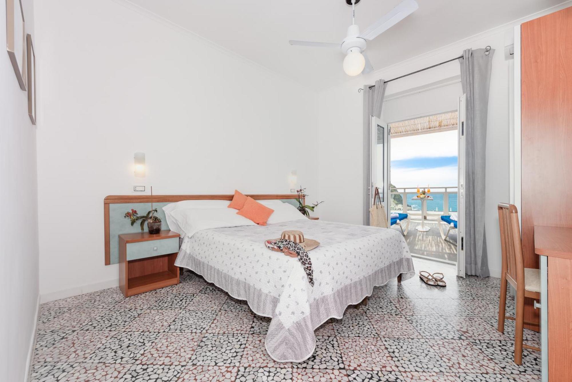 Hotel Villa Sirena Sant'Angelo  ภายนอก รูปภาพ