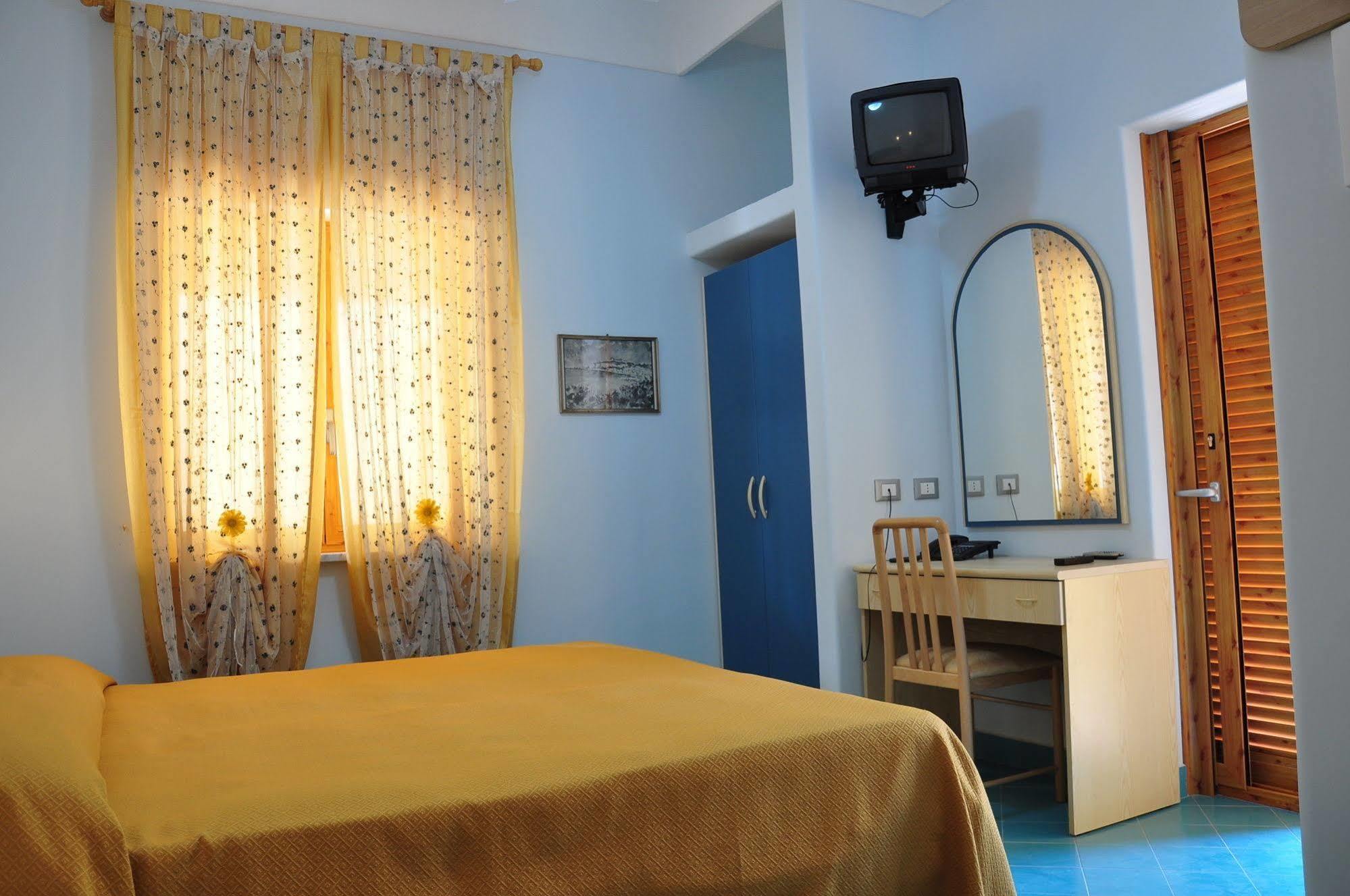 Hotel Villa Sirena Sant'Angelo  ภายนอก รูปภาพ